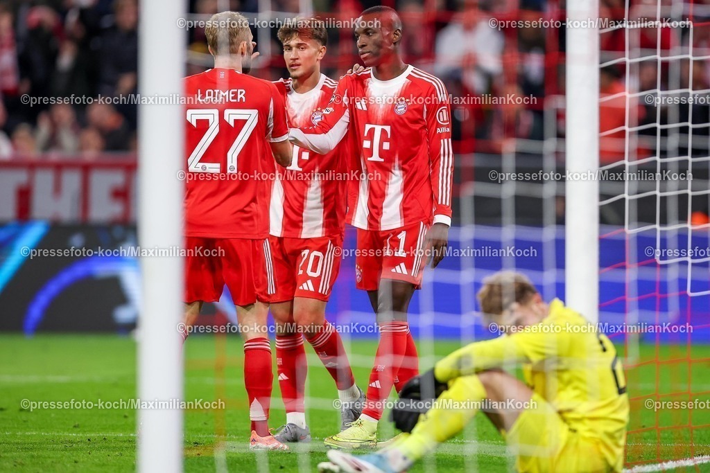 UCL22102501106 | 22.10.2025, Fußball, UEFA Champions League, FC Bayern München - Club Brügge, Allianz Arena, Saison 2025 2026: Torjubel nach dem Tor zum 4:0 durch Torschütze Nicolas Jackson&nbsp;(FC Bayern Muenchen #11)  zusammen mit  Tom Bischof&nbsp;(FC Bayern Muenchen #20) Konrad Laimer&nbsp;(FC Bayern Muenchen #27) Regulations prohibit any use of photographs as image sequences and or quasi-video.