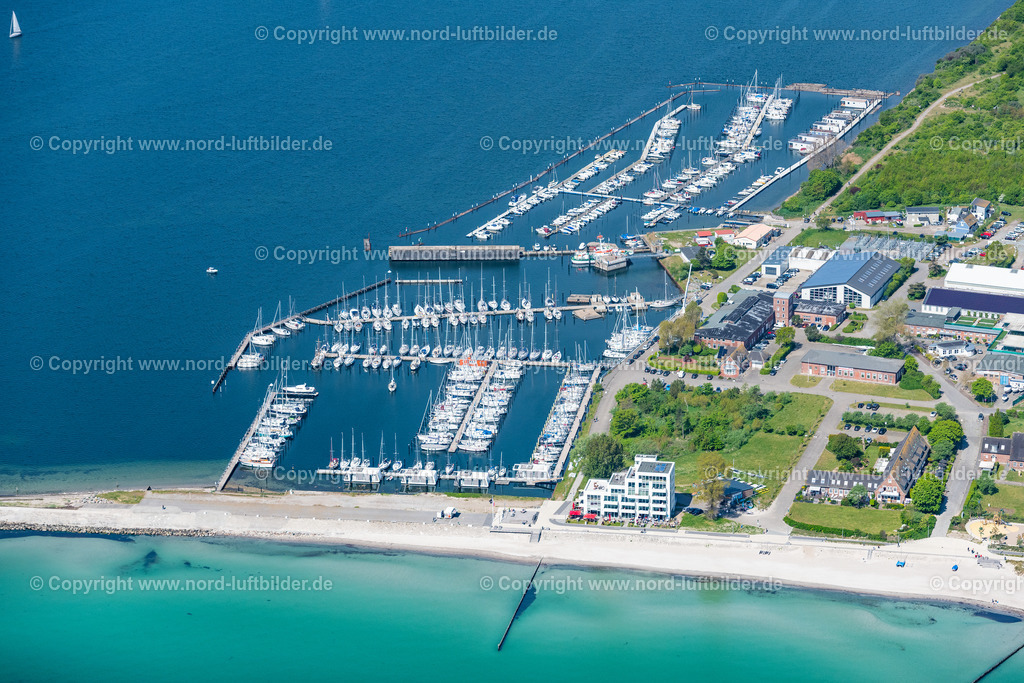 Grossenbrode_ELS_9014150522 | GROßENBRODE 15.05.2022 Yachthafen mit Sportboot- Anlegestellen und Bootsliegeplätzen am Uferbereich " Wassersport Zentrum " in Großenbrode im Bundesland Schleswig-Holstein, Deutschland. // Pleasure boat marina with docks and moorings on the shore area " Wassersport Zentrum " in Grossenbrode in the state Schleswig-Holstein, Germany. Foto: Martin Elsen