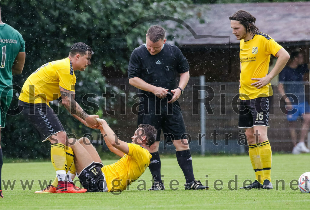 2023-07-29_078_FC_Finsing_gegen_SC_Kirchasch | Finsing, Deutschland, 29.07.2023:
Fußball, Kreisliga 2023 / 2024, 1. Spieltag, FC Finsing gegen SC Kirchasch, Endergebnis: 0:2

Alexander Mrowczynski (SC Kirchasch, #23), Stefan Hackl (SC Kirchasch, #11), Schiedsrichter Gerhard Ferlisch, Bastian Bönisch (SC Kirchasch, #16)

Foto: Christian Riedel / fotografie-riedel.net