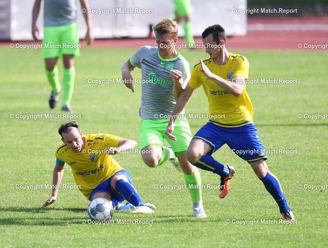 Fussball Landesliga 2021/2022: FC Rottenburg -  TSV Ehningen  | Fussball  Landesliga  2021/2022    14.08.2021FC Rottenburg- TSV Ehningen Marius Schmiedel (FC Rottenburg, Mitte) gegen Emanoel Bushaj (TSV Ehningen, re) und Timo Paezold (TSV Ehningen,li)FOTO: ULMER PressebildagenturxxNOxMODELxRELEASExx
