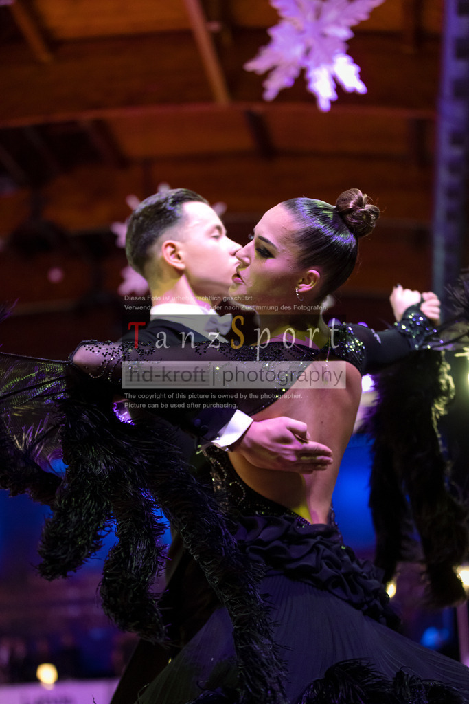 20241215_WDSF_Int_Open_Std-Riga-9211 | Tanzsportbilder, Standardtanz, Lateintanz, WDSF, DTV, LTVB, dancecomp, goc, hessen tanzt, blaues band der spree, walzer, tango, wiener walzer, slowfox, quickstepp, samba, rumba, cha-cha-cha, paso doble. jive, hd-kroft photography, turniertanzsport