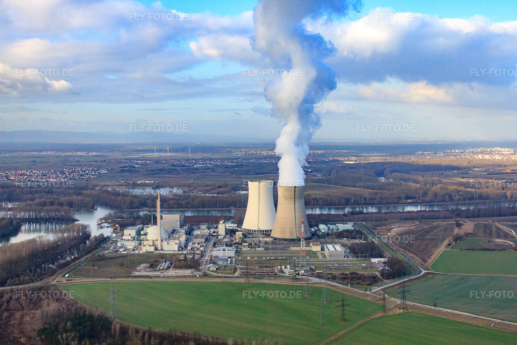 Luftbild: Dampffahne aus einem Kühlturm des KKW am Rhein in Philippsburg im Bundesland Baden-Württemberg in Deutschland. Foto: IMG_48590.jpg vom 14.01.2012 durch Werner Riehm/FLY-FOTO.deAuflösung des Originals: 4752 x 3168 px
