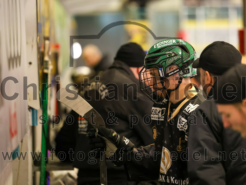 2024-03-01_101_TSV_Erding_gegen_ERSC_Amberg | Erding, Deutschland, 01.03.2024:
Eishockey, Bayernliga Playoffs 2023 / 2024, 5. Spieltag, TSV Erding gegen ERSC Amberg, Endergebnis: 9:0

Erik Modlmayr (Erding Gladiators, #21), Teamchef Thomas Daffner (Erding Gladiators)

Foto: Christian Riedel / fotografie-riedel.net