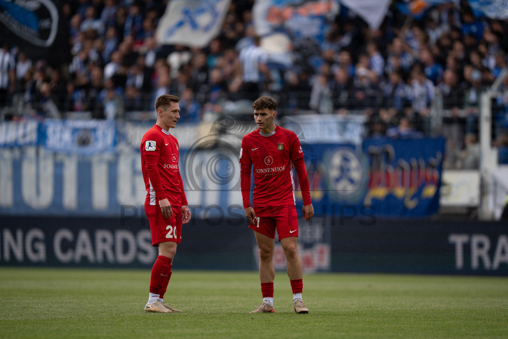 Stuttgarter Kickers vs. SG Sonnenhof Großaspach, Fussball, Regionalliga Suedwest, 34. Spieltag, 16.05.2026 | Luca Molinari (SG Sonnenhof Großaspach, #21) und Leon Maier (SG Sonnenhof Großaspach, #20),Stuttgarter Kickers vs. SG Sonnenhof Großaspach, Fussball, Regionalliga Suedwest, 34. Spieltag, 16.05.2026