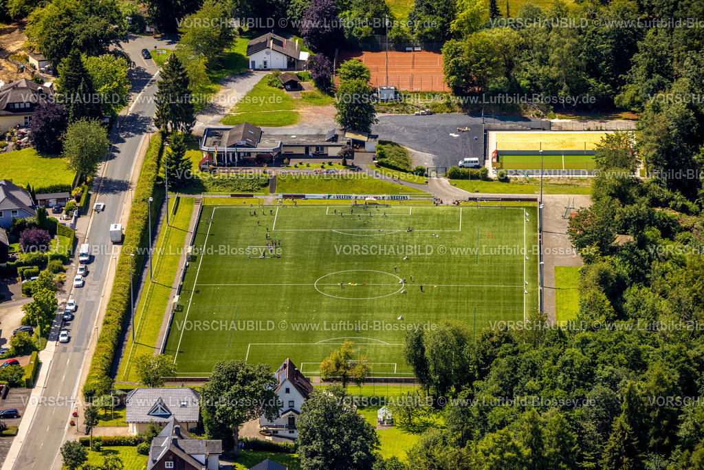 Sundern240708691 | Luftbild, Sporttraining auf dem Fußballstadion SuS Langscheid / Enkhausen, Langscheid, Sundern, Sauerland, Nordrhein-Westfalen, Deutschland