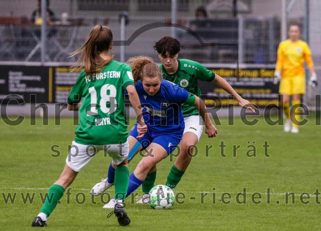 2023-10-07_048_FC_Forstern_gegen_Karlsruher_SC | Forstern, Deutschland, 07.10.2023:
Fußball, B-Juniorinnen-Bundesliga Süd 2023 / 2024, 4. Spieltag, FC Forstern gegen Karlsruher SC, Endergebnis: 1:1

Amelie Mayr (FC Forstern, #18), Paulina Rothenberger (Karlsruher SC, #9), Emilia Strube (FC Forstern, #21)

Foto: Christian Riedel / fotografie-riedel.net