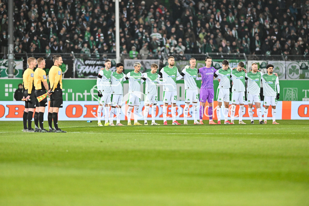 SpVgg Greuther Fürth - 1. FC Magdeburg | FUERTH, GERMANY - 06. FEBRUARY: im Bild das Team der Fürther bei der Schweigeminute vor dem Match zwischen der SpVgg Greuther Fürth und dem 1. FC Magdeburg am 21. Spieltag der 2. Bundesliga im Sportpark Ronhof Thomas Sommer