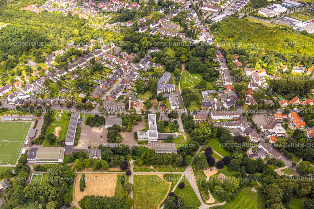 Bottrop240701085 | Luftbild, Hauptschule und Grundschule mit Hallenbad Boy und Sportplatz, oben evang. Friedenskirche und das Hans Dringenberg Seniorenheim mit Solardach, Welheim, Bottrop, Ruhrgebiet, Nordrhein-Westfalen, Deutschland