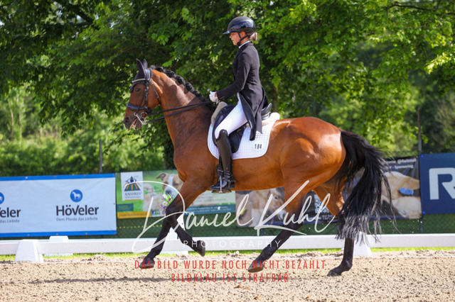 DKP41400 | Deine Turnierfotos vom Reitturnier online kaufen: Dressur, Springen & Siegerehrung. Professionelle Pferdefotografie aus dem Rheinland – als Download & Print.Alternative: Turnierfotograf für den Pferdesport: Finde deine Fotos von Dressur- und Springturnier