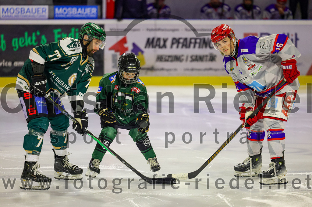 2026-02-15_019_TSV_Erding_gegen_EC_Peiting | Erding, Deutschland, 15.02.2026:Eishockey, Oberliga Süd 2025 / 2026, 47. Spieltag, TSV Erding gegen EC Peiting, Endergebnis: 4:5Philipp Michl (Erding Gladiators, #77), Carson Briere (EC Peiting, #16)Foto: Christian Riedel / fotografie-riedel.net