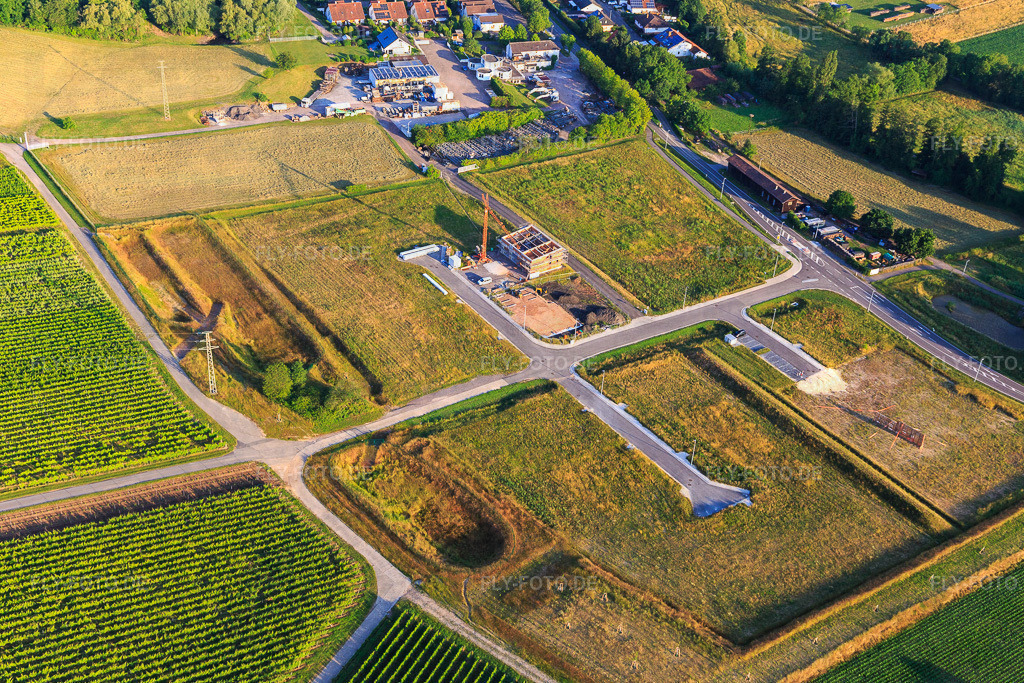 Gewerbegebiet Am Lokschuppen in Erschliesung | Luftbild: Gewerbegebiet Am Lokschuppen in Erschliesung in Klingenmünster im Bundesland Rheinland-Pfalz in Deutschland. Foto: IMG_148555.jpg vom 18.06.2025 durch ©2025 Werner Riehm fly-foto.de/copyright - Realisiert mit Pictrs.com