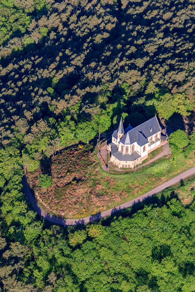 Luftbild: St. Anna-Kapelle in Burrweiler im Bundesland Rheinland-Pfalz in Deutschland. Foto: IMG_64724.jpg vom 04.05.2014 durch Werner Riehm/FLY-FOTO.deAuflösung des Originals: 1986 x 2978 px