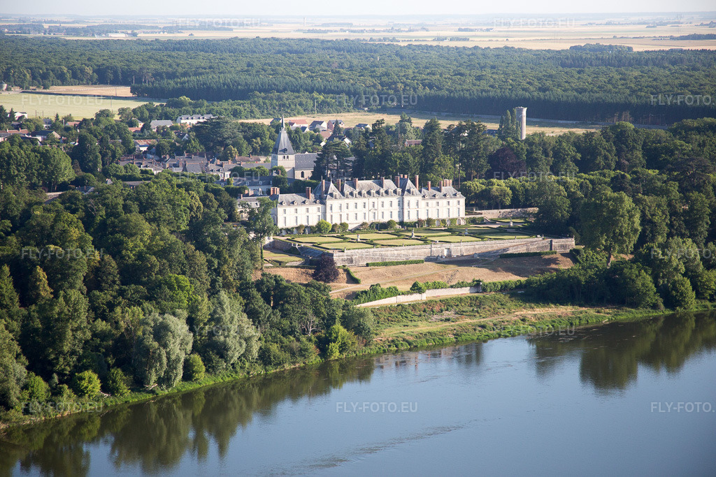 Vue aérienne: Vue de la ville à Menars dans le département Loir et Cher, France – .Photo: IMG_082097.jpg prise le 20/06/2015 par Werner Riehm/FLY-FOTO.eu – Résolution de l'original: 5472 x 3648 px