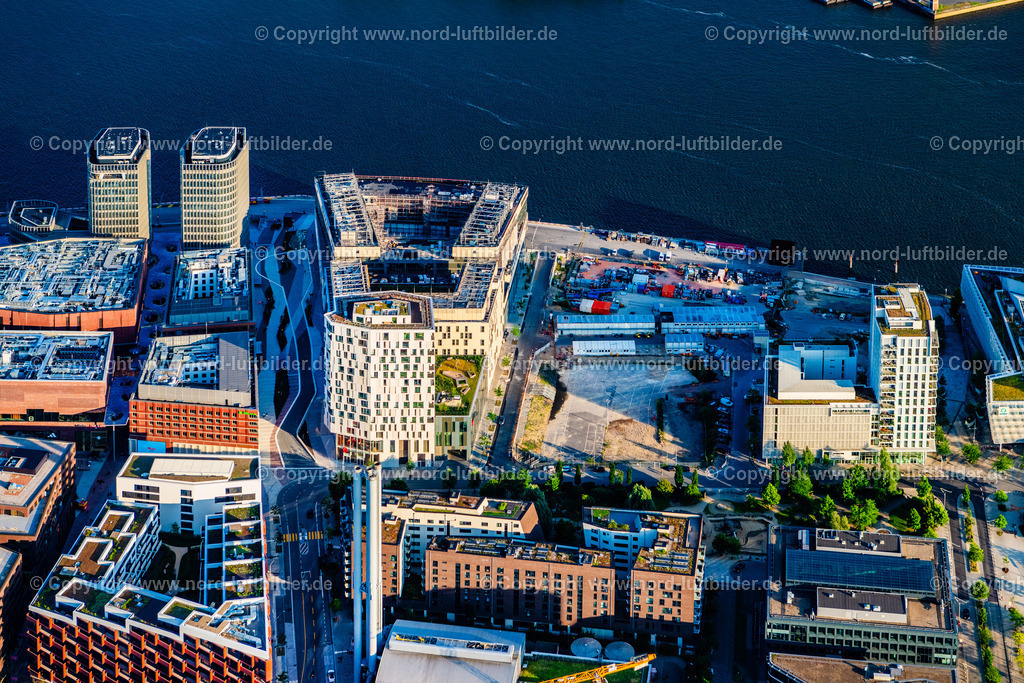 Hamburg_Westfield_Hafencity_ELS_9056160625 | HAMBURG 16.06.2025 Gebäudekomplexedes am Überseequartier am Chicagokai - Osakaallee im Bereich des ehemaligen Grasbrooks im Ortsteil Hafencity in Hamburg, Deutschland. Weiterführende Informationen bei: CHRISTIAN DE PORTZAMPARC,  Depenbrock Bau GmbH & Co. KG,  F + Z Baugesellschaft, Zweigniederlassung der Hecker Bau GmbH & Co. KG,  Stump-Franki Spezialtiefbau GmbH,  Unibail-Rodamco Germany GmbH,  Unibail-Rodamco ÜSQ Süd Quartiersmanagement GmbH. // Building complex at the Ueberseequartier on Chicagokai - Osakaallee in the area of the former Grasbrook in the Hafencity district of Hamburg, Germany. Further information at: CHRISTIAN DE PORTZAMPARC,  Depenbrock Bau GmbH & Co. KG,  F + Z Baugesellschaft, Zweigniederlassung der Hecker Bau GmbH & Co. KG,  Stump-Franki Spezialtiefbau GmbH,  Unibail-Rodamco Germany GmbH,  Unibail-Rodamco UeSQ Sued Quartiersmanagement GmbH. Foto: Martin Elsen