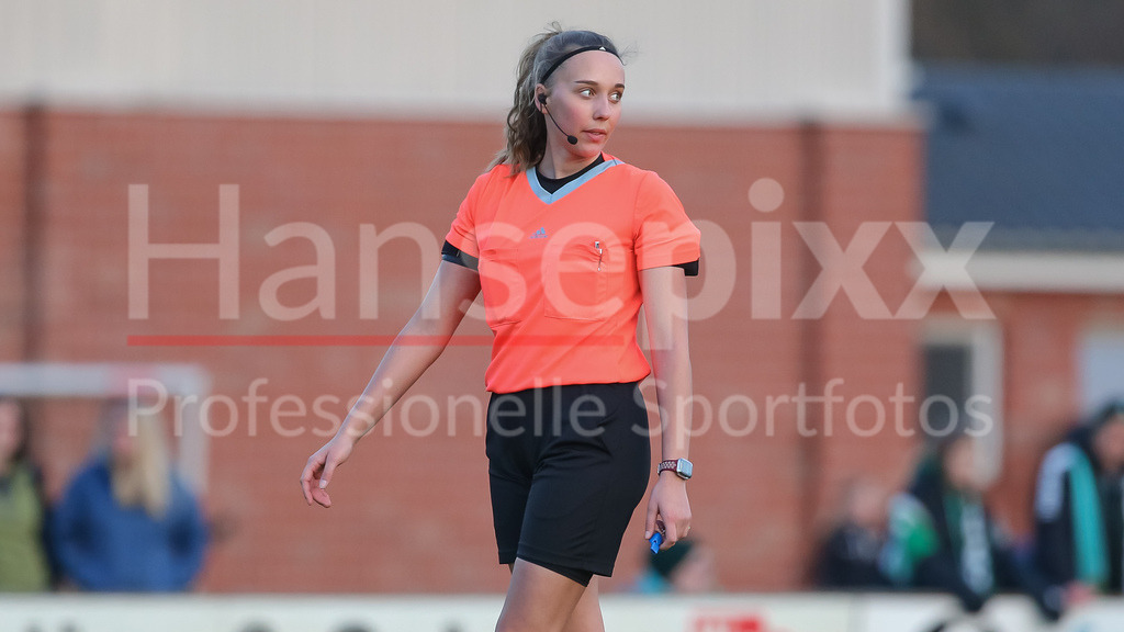 Fussball, Testspiel Frauen, SV Henstedt-Ulzburg - SV Werder Bremen | v.li.: Schiedsrichterin Joelina Wendtorff Portrait, Nahaufnahme, Einzelfoto, Einzelbild
