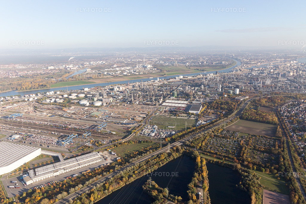 Luftbild: BASF Nord im Ortsteil BASF in Ludwigshafen im Bundesland Rheinland-Pfalz in Deutschland. Foto: IMG_095523.jpg vom 30.10.2016 durch Werner Riehm/FLY-FOTO.de