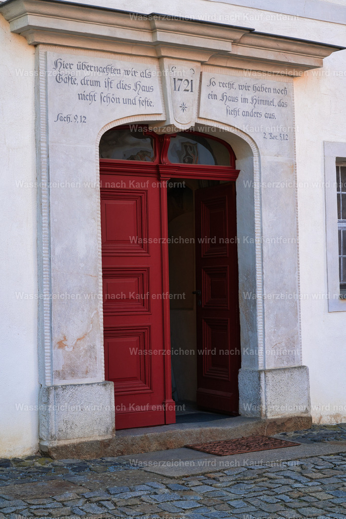 Herrnhut - Portal am Schloss des Grafen Zinzendorf in Berthelsdorf | Historisches Zinzendorfschloss in Berthelsdorf bei Herrnhut – ein eindrucksvolles Zeugnis der regionalen Geschichte und eng verbunden mit dem Wirken von Nikolaus Ludwig von Zinzendorf. Herrnhut ist eine Stadt im sächsischen Landkreis Görlitz in der Oberlausitz. Zentral zwischen den Städten Löbau und Zittau gelegen, ist sie als Gründungsort der Herrnhuter Brüdergemeine, durch die Produktion der Herrnhuter Sterne und Herrnhuter Losungen bekannt. - Realisiert mit Pictrs.com
