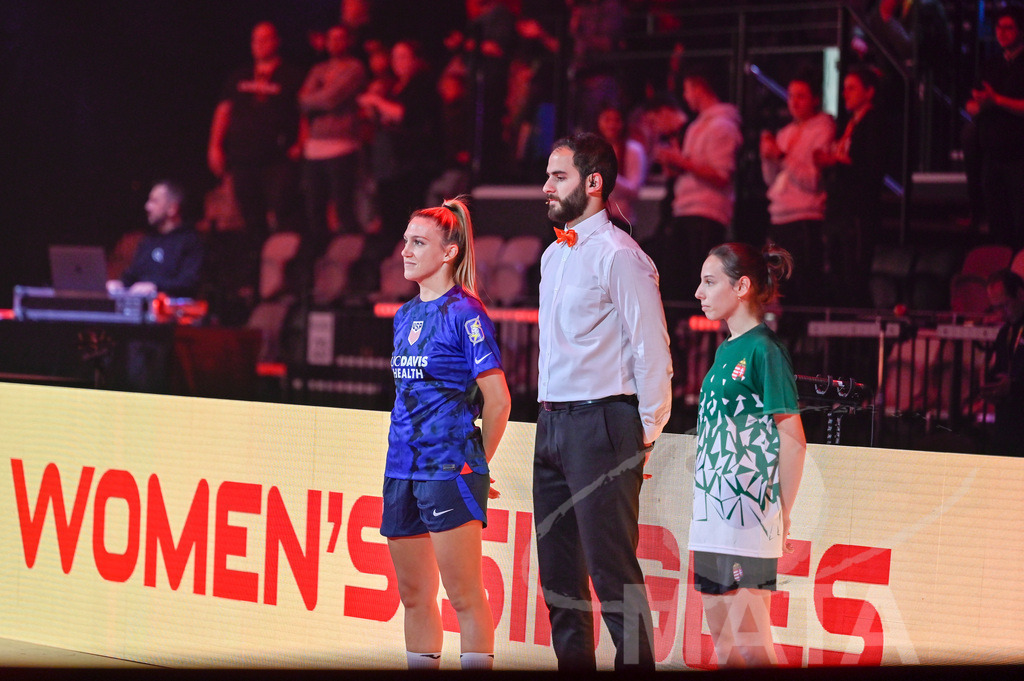 _DWI5523 | Anna Iszak vs Carolyn Greco beim Frauen- Single  Ungarn vs. USA bei der Teqball Weltmeisterschaft 2022 in der Kia Metropole Arena. Nürnberg, 27.11.2022 - Realisiert mit Pictrs.com