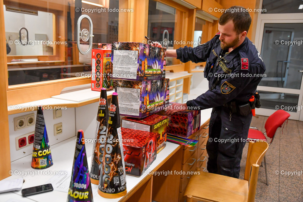 Polizei_ Kontrolle_ Feuerwerk_ 28.12.2022-50 | 28.12.2022, Weigetschlag Grenzuebergang, AUT, Polizei, Grenzkontrolle illegale Feuerwerkskoerper, im Bild Polizei, Kontrolle, Feuerwerk, Knallkoerper, Boeller