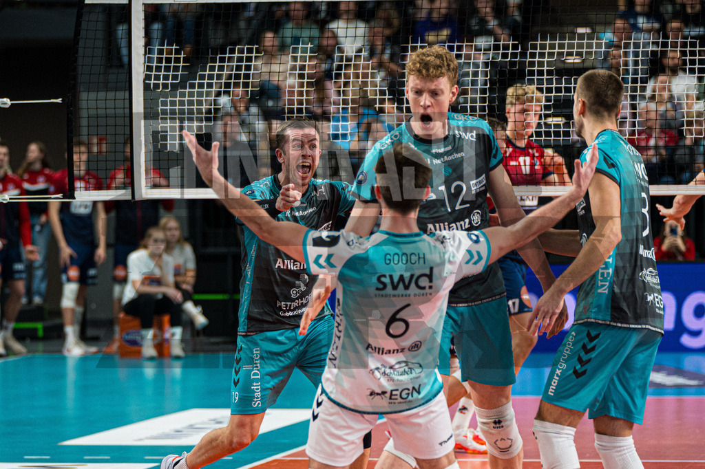 Volleyball I Herren I Saison 2025/2026 I DVV Pokal I Halbfinale I SVG Lüneburg - SWD powervolleys Düren | Ryan Poole (19, SWD Powervolleys Düren) jubelt mit der Mannschaft - Realisiert mit Pictrs.com