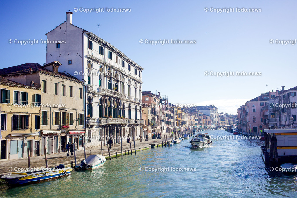 Italien_ Venedig_ 16.02.2024-36 | 16.02.2024, Italien, ITA, Venetien, Venedig, im Bild Venedig, Stadtansichten, Touristen, Reisefeature, venezianisch, Reise, Venedig, Venezia, Venetien, Stadtansicht, Campanile, Canale Grande, Markusplatz, Markuskirche, Touristen, Gondel, Gondolere, Faehre, Motorboot, Wassertaxi, Vaporetto, Adria, Lagune, Pfahlbauten, Bruecke, Rialtobruecke, La Gondola, Dogenpalast, Italien, Hochwasser, Creativ, Kreativ