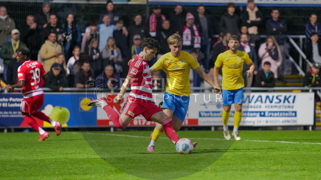 Fußball, Herren, Saison 2025/2026, Testspiel, Freundschaftsspiel, FSV 63 Luckenwalde vs. 1.FC Union Berlin, Mittwoch 08.10.2025, Werner-Seelenbinder-Stadion Luckenwalde, | Fußball, Herren, Saison 2025/2026, Testspiel, Freundschaftsspiel, FSV 63 Luckenwalde vs. 1.FC Union Berlin, Mittwoch 08.10.2025, Werner-Seelenbinder-Stadion Luckenwalde, Im Bild: David Preu (l. Union) und Fritz Schröder (r. Luckenwalde) - Realisiert mit Pictrs.com