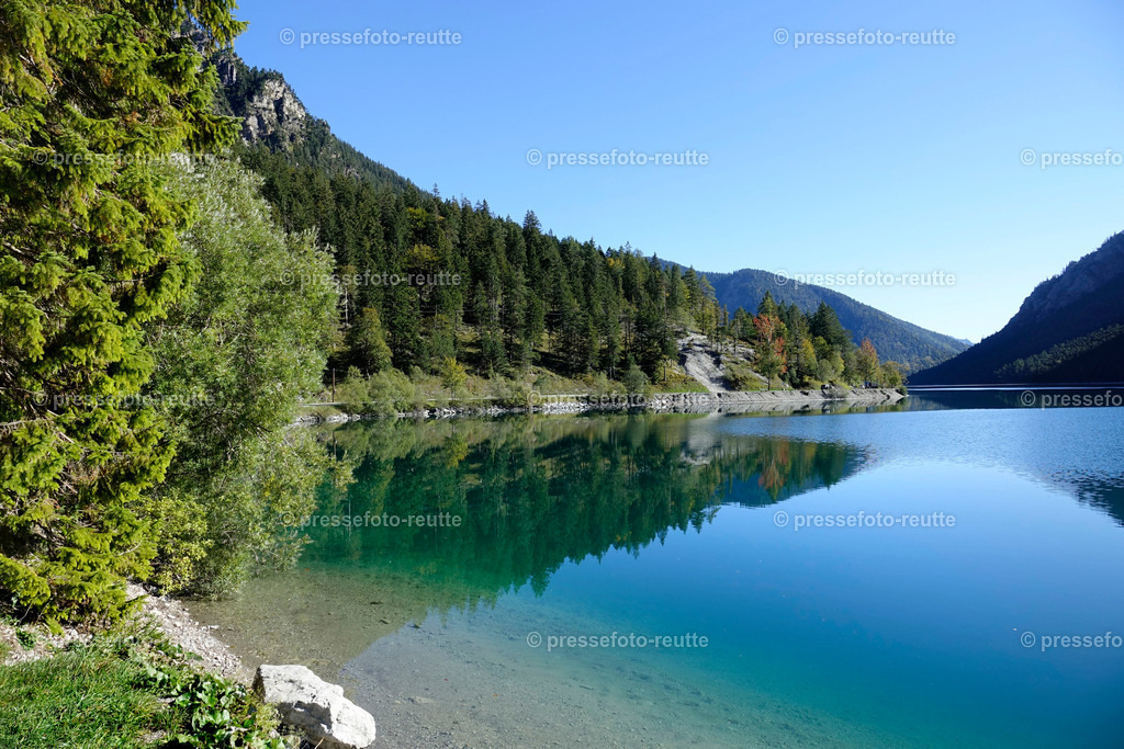 welltvi-Plansee-Impression-Herbst_04102018_DSC7821 | Info aus dem Bezirk Reutte/Ausserfern Tirol sowie eine umfangreiche Bilddatenbank über die gesamte Region: Lechtal, Talkessel Reutte, Tannheimertal, Zwischentoren. Lech, Plansee, Zugspitze, Grenztunnel, B179, Fernpassstraße, Verkehr, Lawinen, Tradition, - Realisiert mit Pictrs.com