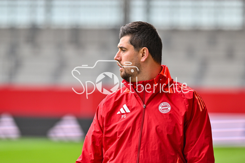 FC Bayern München U19 - VfL Wolfsburg U19 | Im Bild Peter GAYDAROV Trainer FC Bayern Muenchen U19 / Einzelfoto / Freisteller / U19 DFB Nachwuchsliga Endrunde: FC Bayern Muenchen - VfL Wolfsburg, FC Bayern Campus am 26.04.2025