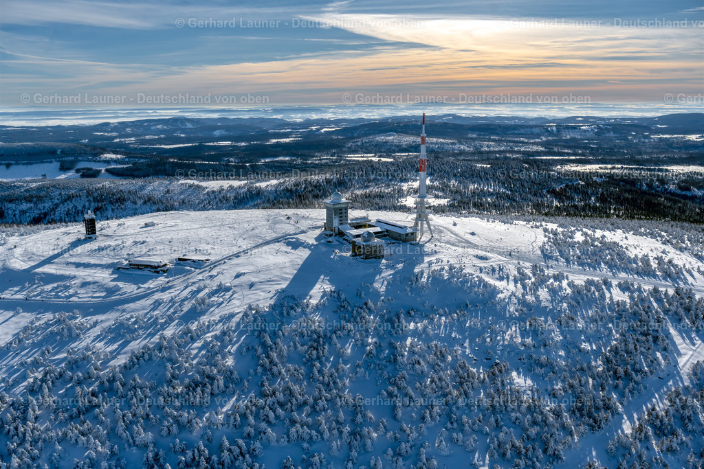 4044931 | SCHIERKE 14.02.2021 Winterlich schneebedeckte Funkturm und Sendeanlage auf der Kuppe des Brocken im Nationalpark Harz in Schierke im Bundesland Sachsen-Anhalt, Deutschland. Weiterführende Informationen bei: DFMG Deutsche Funkturm GmbH,  Deutscher Wetterdienst DWD. // Wintry snowy radio tower and transmitter on the crest of the mountain range Brocken in Harz in Schierke in the state Saxony-Anhalt, Germany. Further information at: DFMG Deutsche Funkturm GmbH,  Deutscher Wetterdienst DWD. Foto: Gerhard Launer