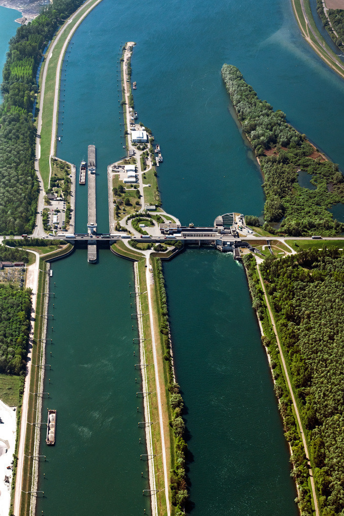 dr__0051381.jpg | IFFEZHEIM 22.04.2020 Schleusenanlagen des Wasser und Schifffahrtsamt Freiburgund der EnBW Energie Baden-Württemberg AG, Rheinkraftwerk Iffezheim am Ufer der Wasserstraße Rhein in Iffezheim im Bundesland Baden-Württemberg, Deutschland. // Locks - plants on the banks of the waterway of the Rhine EnBW Energie Baden-Wuerttemberg AG, Rheinkraftwerk Iffezheim in Iffezheim in the state Baden-Wuerttemberg, Germany. Foto: Daniel Reiter
