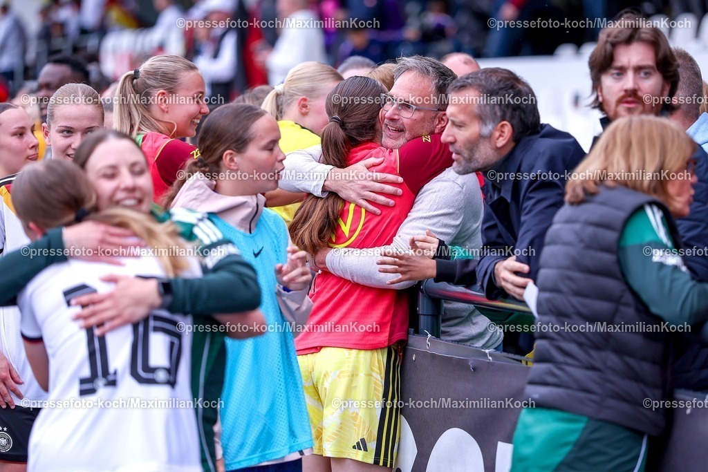 DFB16042601078 | 16.04.2026, Essen, Fußball, UEFA Womens UNDER 19 Championship qualification, Germany - France, Stadion Uhlenkrug, Saison 2025 / 2026: Abschlussjubel nach dem 2:1 Sieg der deutschen Nationalmannschaft. Die Spielerinnen klatschen sich mit den Fans am Zaun ab. Zuschauer Besucher Nelly Smolarczyk (Deutschland U19 #12)   DFB regulations prohibit any use of photographs as image sequences and or quasi-video.