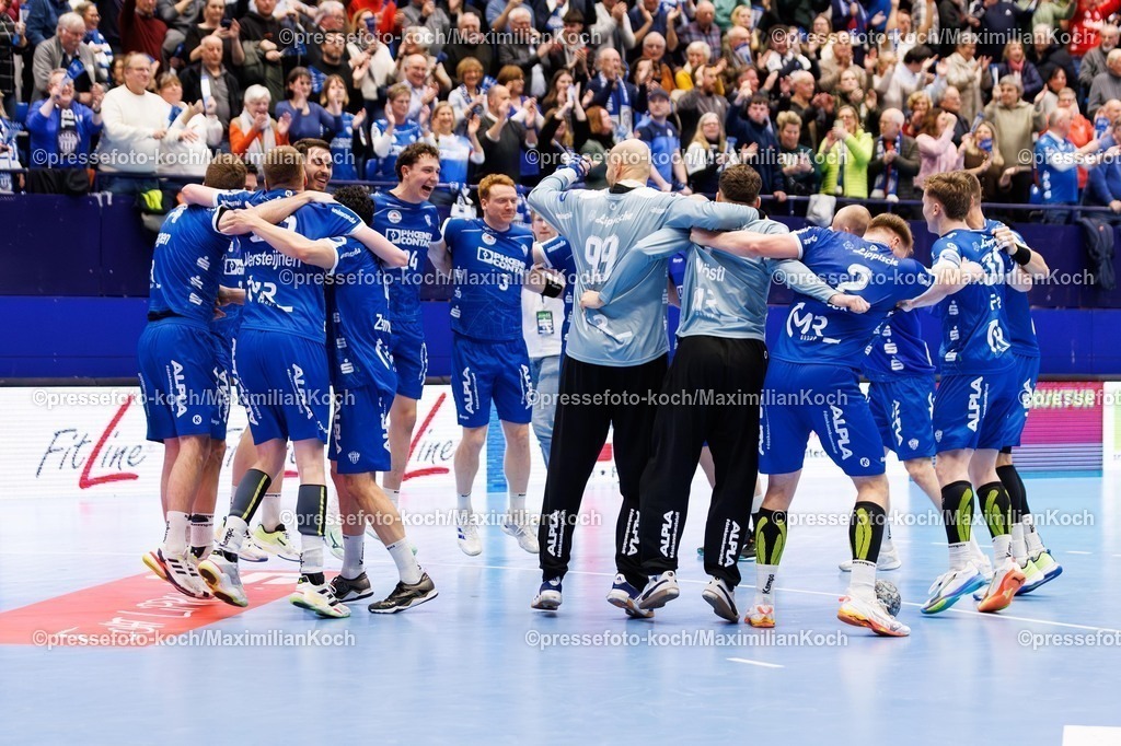 xKWIx04122501043 | 04.12.2025, xKWIx, Handball, Bundesliga, TBV Lemgo Lippe - SG Flensburg-Handewitt, PHOENIX CONTACT arena: Das Team aus Lemgo feiert den Sieg im Kreis Photo: xKamilxWilkowskixPressefotoKochx