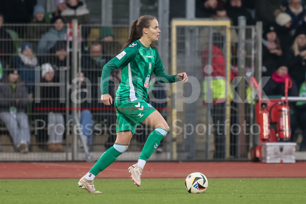 Fussball, Google Pixel Frauen-Bundesliga, SV Werder Bremen - VfL Wolfsburg | v.li.: Hanna Nemeth (SV Werder Bremen, 23) am Ball, Freisteller, Einzelbild, Ganzkörper, Aktion, Action, Spielszene, DIE DFB-RICHTLINIEN UNTERSAGEN JEGLICHE NUTZUNG VON FOTOS ALS SEQUENZBILDER UND/ODER VIDEOÄHNLICHE FOTOSTRECKEN. DFB REGULATIONS PROHIBIT ANY USE OF PHOTOGRAPHS AS IMAGE SEQUENCES AND/OR QUASI-VIDEO.