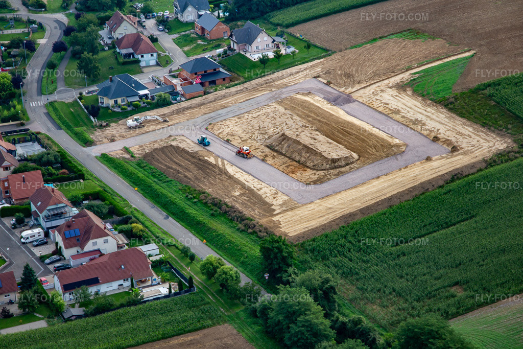 Aerial view: Development of new residential area in Trimbach in the state Bas-Rhin, France. – Photo: IMG_137721.jpg taken on 08/12/2023 by Werner Riehm/FLY-FOTO.com – Resolution of the original: 5472 x 3648 px