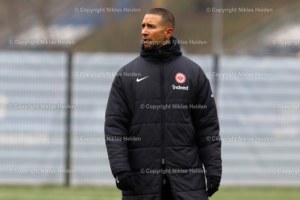 H_HamburgerSVU19_EintrachtFrankfurtU19_U19DFBNachwuchsliga_15022025 | Mounir Chaftar (Trainer und Spielanalyst, Eintracht Frankfurt U19)Fußball I Junioren I U19 DFB-Nachwuchsliga I Saison 2024-2025 I Hauptrunde Liga A, Gruppe C, 3. Spieltag I Hamburger SV U19 - Eintracht Frankfurt U19 I 15.02.2025 I Alexander-Otto-Akademie