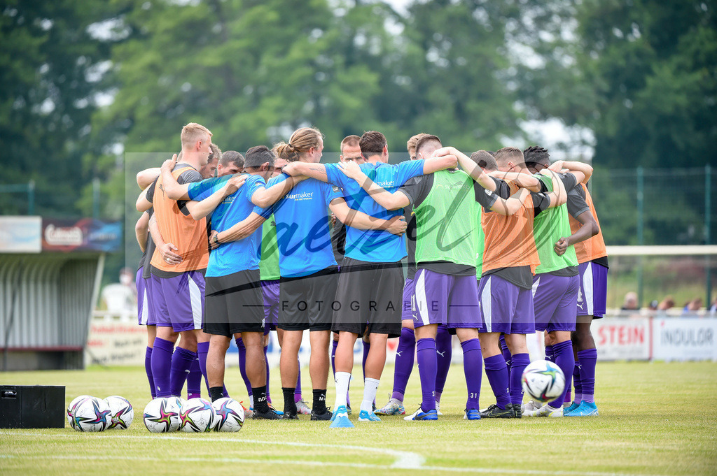 BSBOSN_20210626_0024 | Fussball, Herren:  Spieler vom VfL Osnabrueck bilden einen Kreis beim Testspiel zwischen TuS Bersenbrueck und VfL Osnabrueck im Hasestadion am 26.06.2021 in Bersenbrueck, Deutschland. - Realisiert mit Pictrs.com