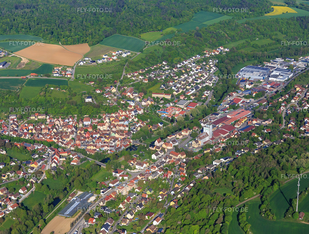 Ortsübersicht im lieblichen Taubertal am Morgen aus Südosten | Luftbild: Ortsübersicht im lieblichen Taubertal am Morgen aus Südosten in Creglingen im Bundesland Baden-Württemberg in Deutschland. Foto: IMG_146495.jpg vom 10.05.2025 durch Werner Riehm/FLY-FOTO.de - Realisiert mit Pictrs.com