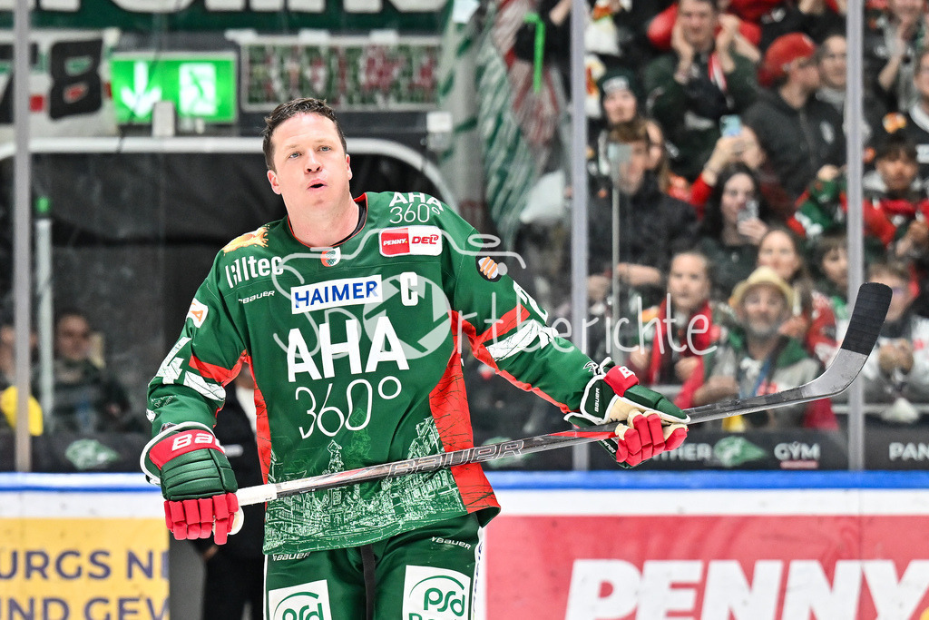 Augsburger Panther - Grizzlys Wolfsburg | AUGSBURG, GERMANY - 15. MARCH: im Bild T. J. TREVELYAN (Augsburger Panther 24) / Einzelfoto / Freisteller nach dem Match zwischen den Augsburger Panthern und den Grizzlys Wolfsburg am 52. Spieltag der Penny DEL im Curt Frenzel Stadion / der sich bei den Fans verabschiedet