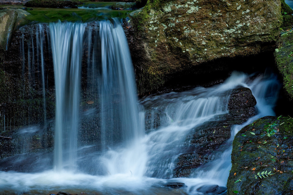 210826-278 | Europa, DEU, Deutschland, Rheinland-Pfalz, Hunsrueck, Oppenhausen , Ehrbachtal, Ehrbachklamm, Typische Landschaft in der Klamm, Wasserfall, Natur, Umwelt, Landschaft, Jahreszeiten, Stimmungen, Landschaftsfotografie, Landschaften, Landschaftsphoto, Landschaftsphotographie, Tourismus, Touristik, Touristisch, Touristisches, Urlaub, Reisen, Reisen, Ferien, Urlaubsreise, Freizeit, Reise, Reiseziele, Ferienziele, Oppenhausen ist der westlichste Ortsbezirk der Stadt Boppard, der bis 2 km an die Mosel heranreicht und zum Niederkirchspiel gehoert. Der Ehrbach ist ein etwa 20 km langer rechter Nebenfluss der Mosel in Rheinland-Pfalz. Umgangssprachlich wird er gelegentlich mit der Ehrbachklamm gleichgesetzt, die jedoch nur ein 1,5 Kilometer langes Teilstueck des Mittellaufs ist. Quelle - https://de.wikipedia.org/wiki/Ehrbach

[Fuer die Nutzung gelten die jeweils gueltigen Allgemeinen Liefer-und Geschaeftsbedingungen. Nutzung nur gegen Verwendungsmeldung und Nachweis. Download der AGB unter http://www.image-box.com oder werden auf Anfrage zugesendet. Freigabe ist vorher erforderlich. Jede Nutzung des Fotos ist honorarpflichtig gemaess derzeit gueltiger MFM Liste - Kontakt, Uwe Schmid-Fotografie, Duisburg, Tel. (+49).2065.677997, ..archiv@image-box.com, www.image-box.com] - Realisiert mit Pictrs.com