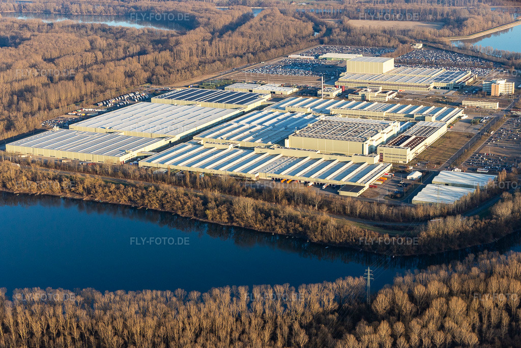 Luftbild: Mercedes-Benz Global Logistics Center in Germersheim im Bundesland Rheinland-Pfalz in Deutschland. Foto: IMG_130836.jpg vom 09.03.2022 durch Werner Riehm/FLY-FOTO.deWWW.DAIMLER.COM