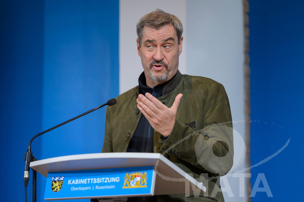 _DW04857 | Bayerns Ministerpräsident Markus Söder (CSU) bei einer Pressekonferenz im Lokschuppen. Rosenheim, 02.12.2025 Bayern Deutschland - Realisiert mit Pictrs.com