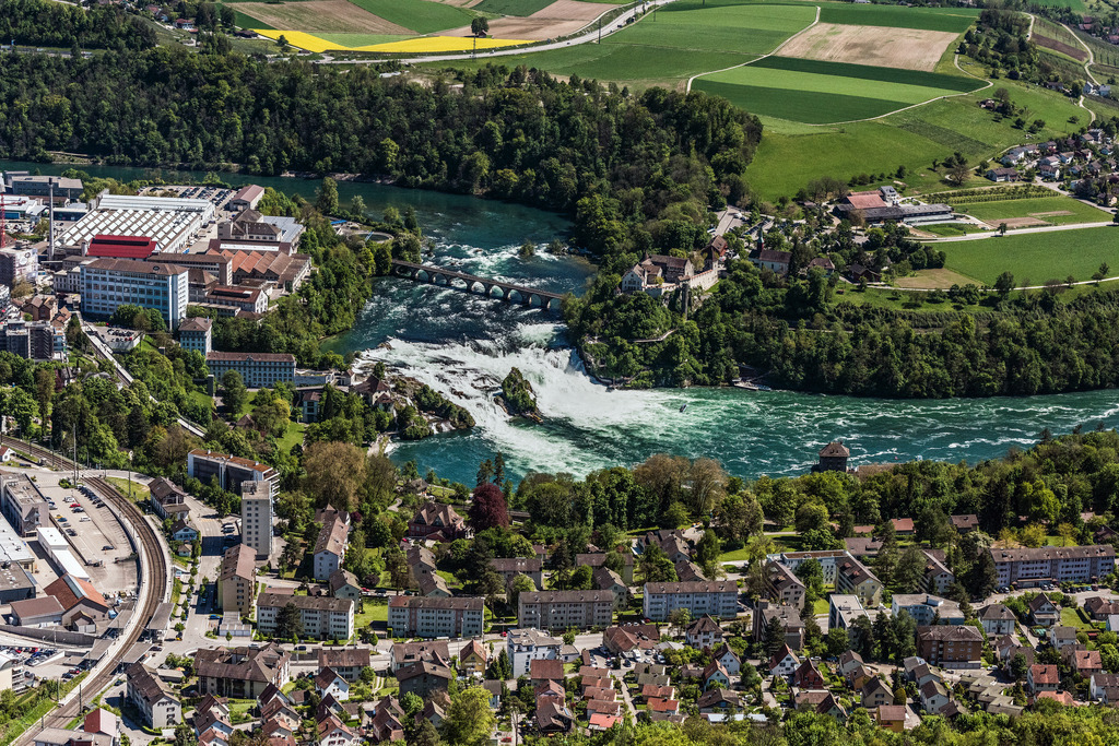 dr__0012175.jpg | NEUHAUSEN AM RHEINFALL 10.05.2017 Naturschauspiel des Wasserfalls an der Felsenlandschaft Rheinfall in Neuhausen am Rheinfall im Kanton Schaffhausen, Schweiz. // Natural spectacle of the waterfall in the rocky landscape Rheinfall in Neuhausen am Rheinfall in the canton Schaffhausen, Switzerland. Foto: Daniel Reiter
