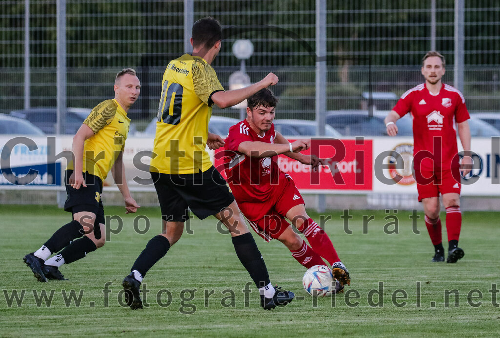 2023-09-07_031_FC_Finsing_gegen_FC_Moosinning_II | Finsing, Deutschland, 07.09.2023:
Fußball, Kreisliga 2023 / 2024, 8. Spieltag, FC Finsing gegen FC Moosinning II, Endergebnis: 3:0

Benedikt Thumbs (FC Moosinning, #10), Leonhard Hölzl (FC Finsing, #5)

Foto: Christian Riedel / fotografie-riedel.net