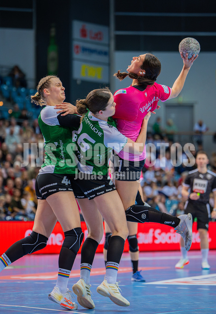 Handball I Frauen I Saison 2025-2026 I 1. HBF I 15. Spieltag I VFL Oldenburg - SV Union Halle-Neustadt 0073 | Lisa-Marie Fragge (44, VfL Oldenburg), Pam Korsten (26, VfL Oldenburg) verteidigen E. Molenaar (7, SV Union Halle-Neustadt) - Realisiert mit Pictrs.com