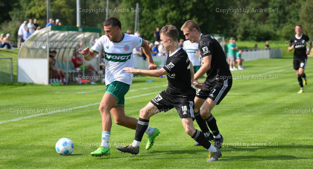 PSV Neumünster vs Heider SV | Tim Möller (PSV #21) / Helge Kröger (Heide #18) &amp; Marvin Wolf (Heide #7) - Fußball-Oberliga Männer 2024/2025 / PSV Neumünster vs Heider SV / PSV Stadion Platz A / Neumünster / 17.08.24 - Realisiert mit Pictrs.com