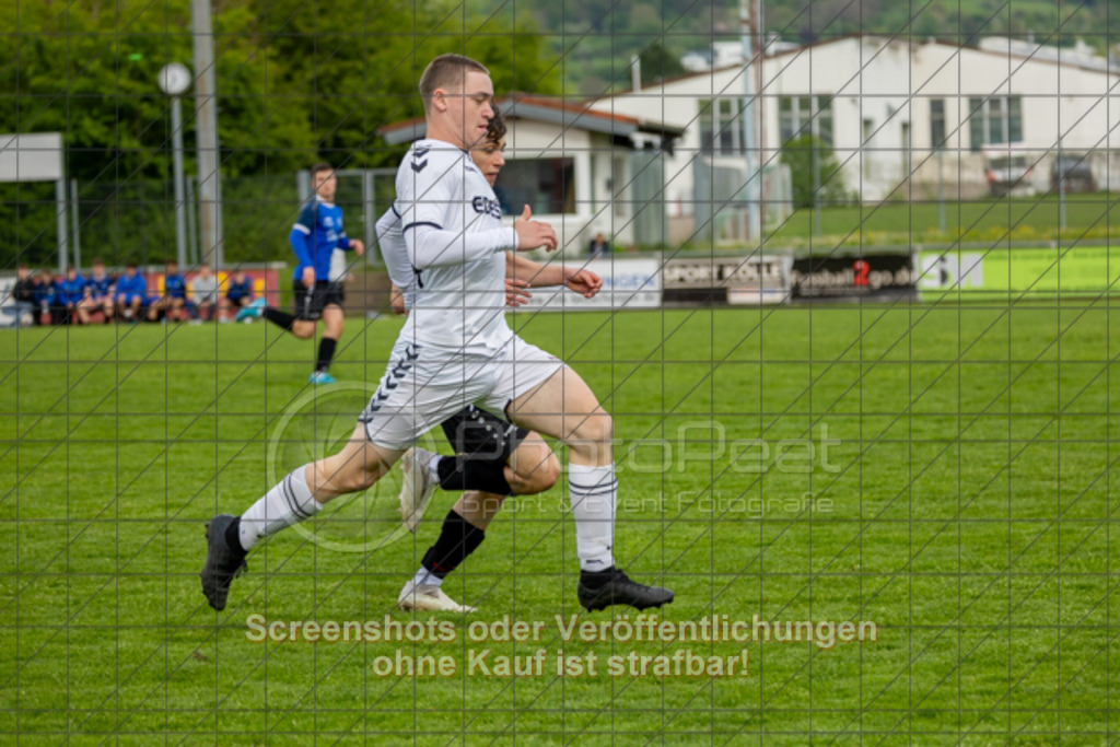 20250426_173741_0618 | #, SGM 1.FC Donzdorf/Reichenbach (weiß) vs. SGM FV 08 Unterkochen (blau), Fussball, A-Junioren Regionenstaffel Mitte 3 - WfV, Saison 2024/2025, Rasenplatz, Lautertal Stadion, Süßener Straße 16, 73072 Donzdorf, 26.04.2025 - 16:00 Uhr,Foto: PhotoPeet-Sportfotografie/Peter Harich