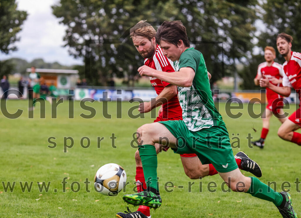 2023-08-06_081_SpVgg_Neuching_gegen_SG_Hoerlkofen-Woerth | Neuching, Deutschland, 06.08.2023:
Fußball, A-Klasse 2023 / 2024, 1. Spieltag, SpVgg Neuching gegen SG Hörlkofen/Wörth, Endergebnis: 0:0

Martin Kutscherauer (SG Hörlkofen/Wörth, #7), Franz Alexander (SpVgg Neuching, #13)

Foto: Christian Riedel / fotografie-riedel.net