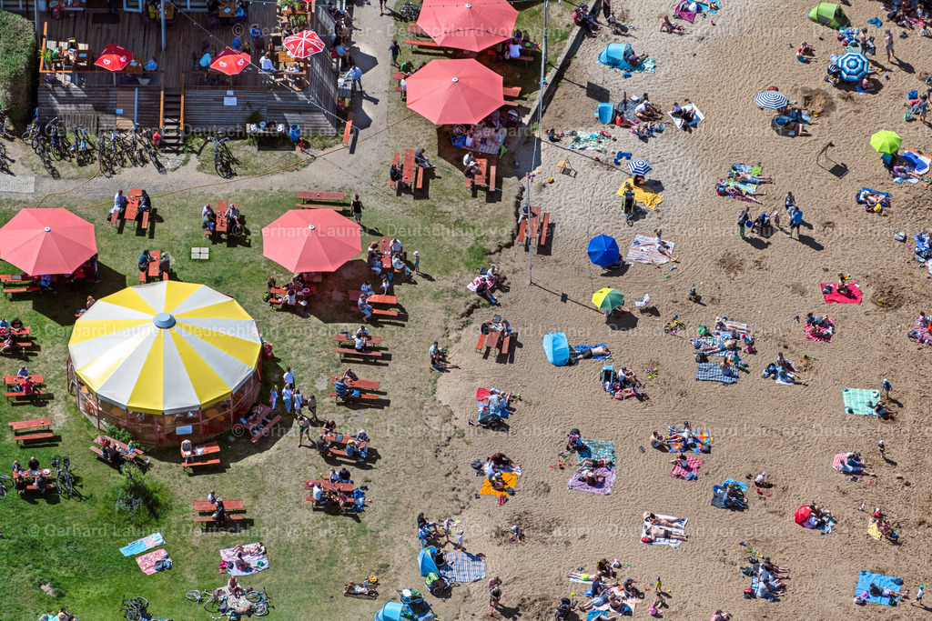 4029751 | BREMEN 01.06.2020 Sandstrand- Landschaft entlang des Ufer- Flußverlaufes am Strandbad Weserstrand am Strandweg im Ortsteil Huckelriede in Bremen, Deutschland. // Sandy beach landscape along the banks of the river on Strandbad Weserstrand in the district Huckelriede in Bremen, Germany. Foto: Gerhard Launer