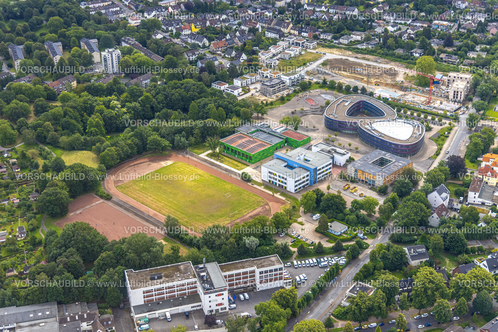 Bochum240700774 | Luftbild, Neues Gymnasium und Hans-Böckler-Realschule mit Sportplatz, Baustelle Großer Einberg Baugebiet für neues Quartier 47, Querenburger Straße, Altenbochum, Bochum, Ruhrgebiet, Nordrhein-Westfalen, Deutschland