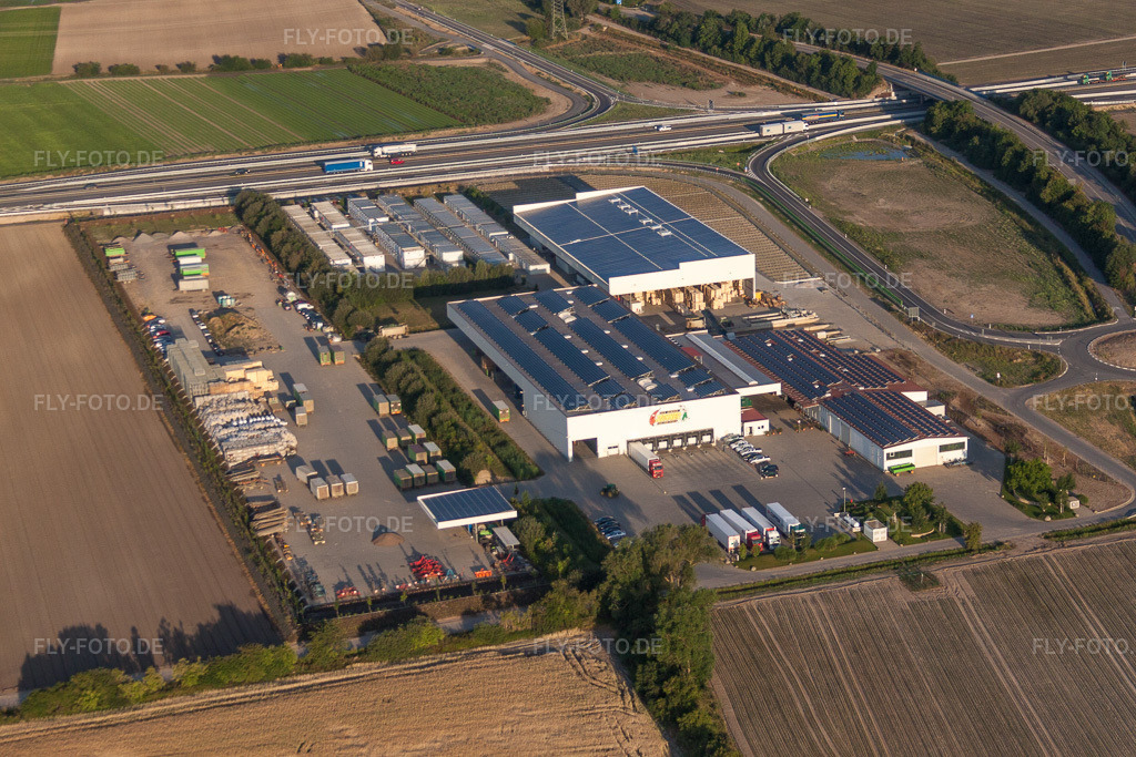 Luftbild: Gehöft eines Bauernhofes von Gemüse Renner V+V GmbH in Mutterstadt im Bundesland Rheinland-Pfalz in Deutschland. Foto: IMG_69542.jpg vom 04.07.2014 durch Werner Riehm/FLY-FOTO.de